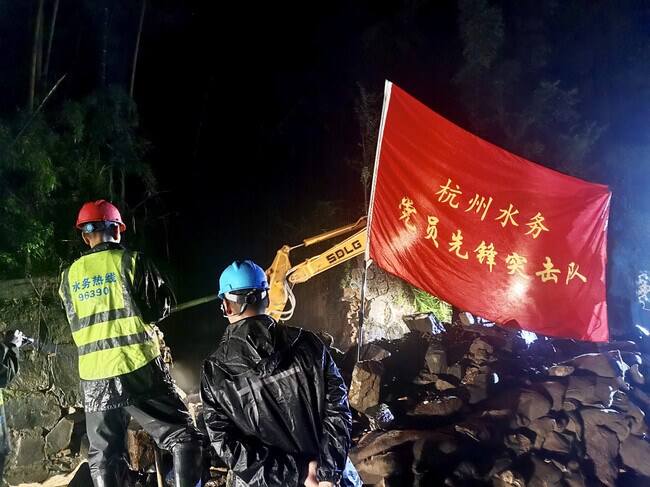 杭州水务集团党员突击队组织开展抗击台风抢险行动保障用水安全.jpg