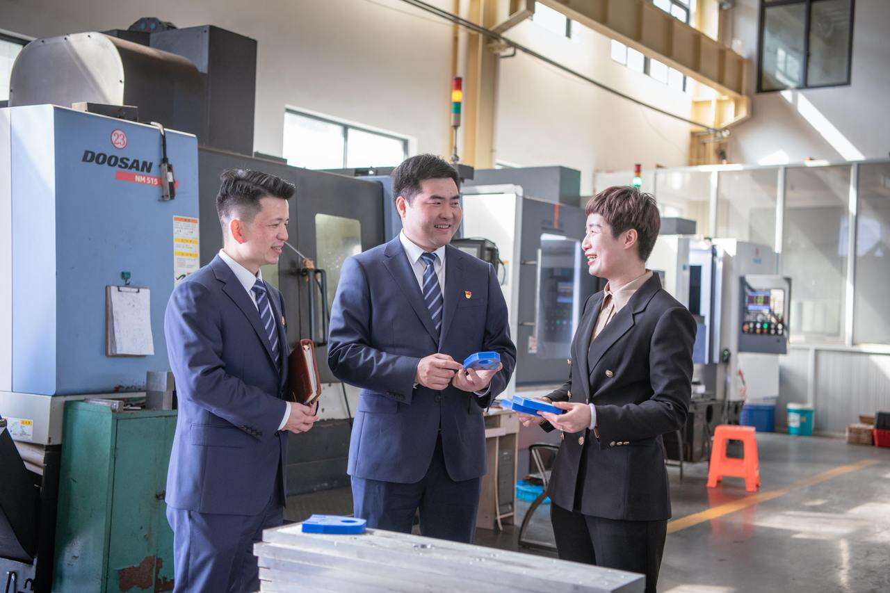 走訪當(dāng)?shù)仄髽I(yè)主 郭洋帆攝.jpg