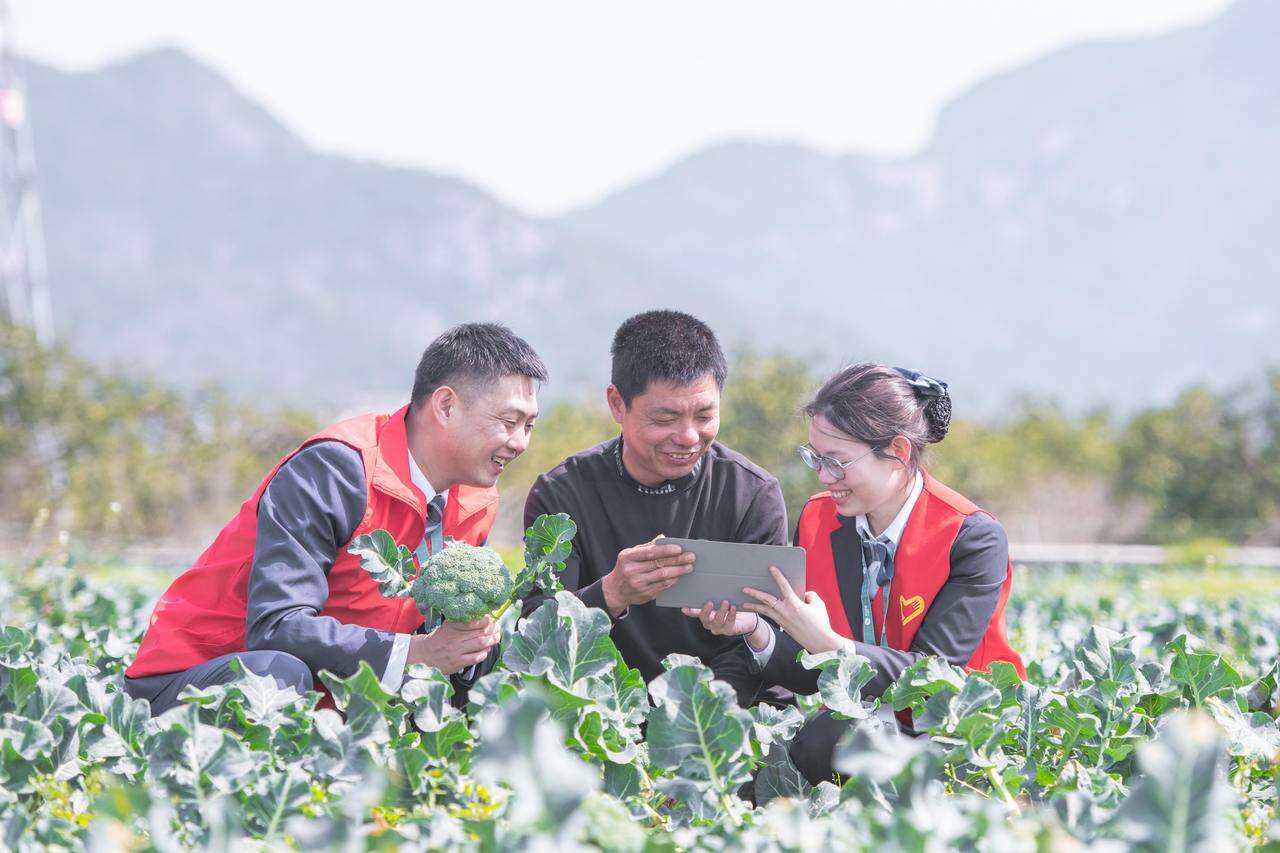 走訪當(dāng)?shù)匚魈m花種植大戶 郭洋帆攝.jpg