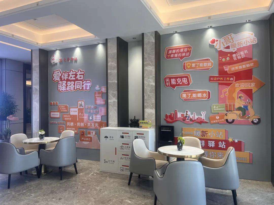 2110674029877596160.webp 图片