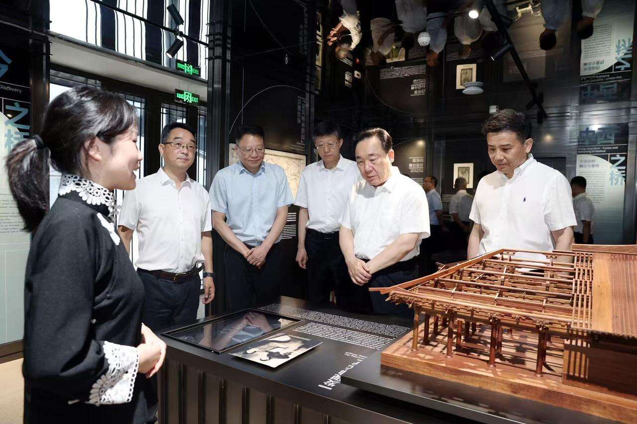 7月28日,省委书记王浩来到杭州留下1129宋式美学生活街区,调研文旅工作。.jpg