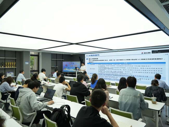 图4 “数字筑梦师”团队通过“工匠讲堂”举办面向全集团的人工智能系列讲座.jpg