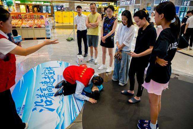 青年宣讲员科普急救黄金四分钟 翁玮摄.jpg
