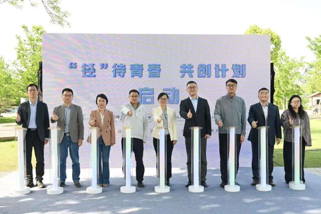 2047684762088185856.webp 图片