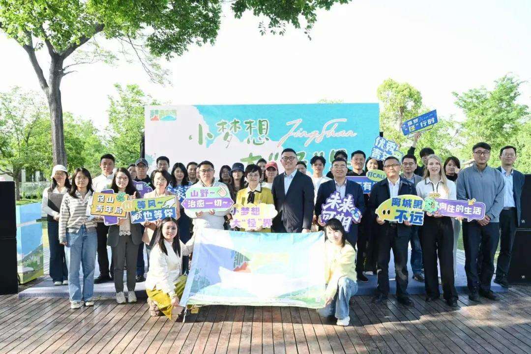2047684762822189056.webp 图片