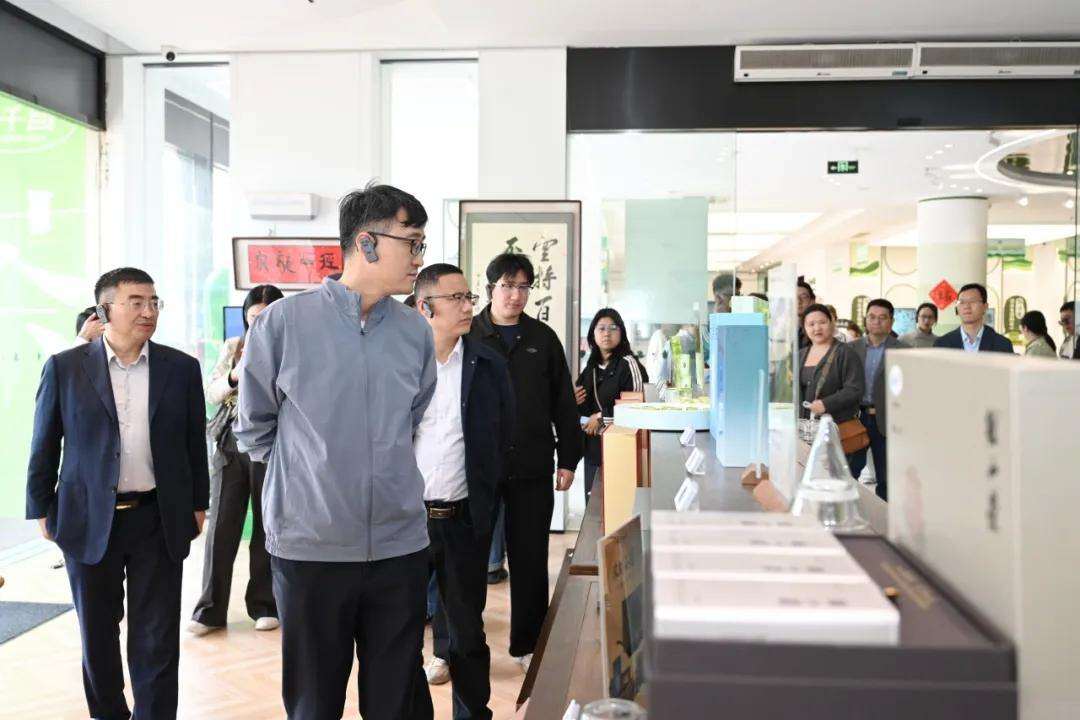 2047684763191287808.webp 图片