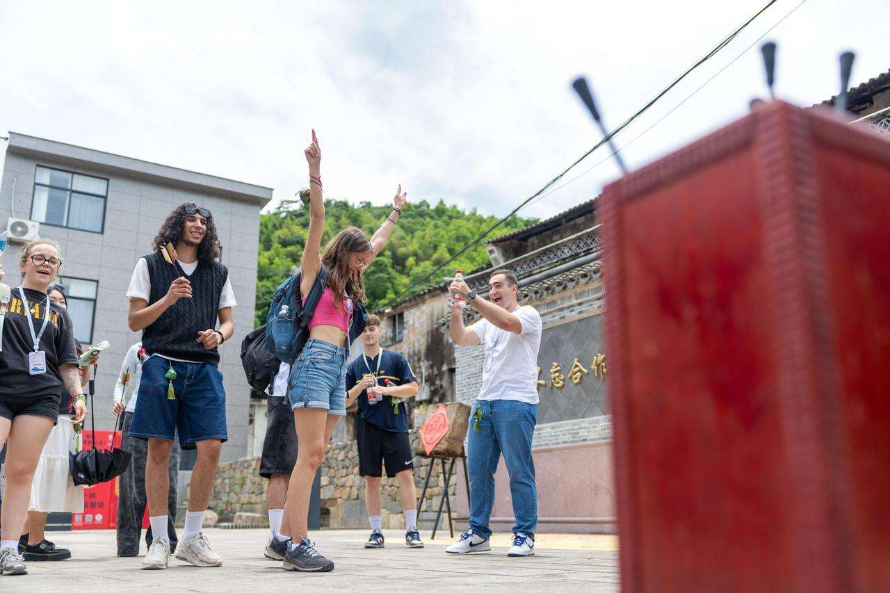 法国学生射箭.jpg